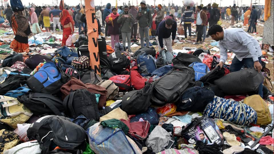 Maha Kumbh Stampede: female journalist set an example of humanity left reporting and saved peoples lives