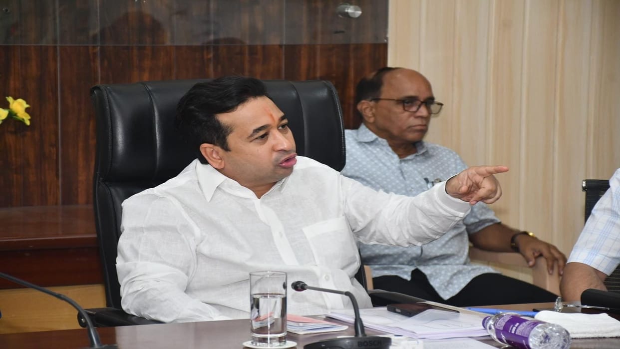 Maharashtra minister Nitesh Rane criticises Uddhav Thackeray for disagreeing with Waqf Bill News In Hindi