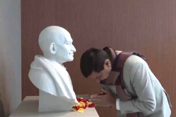 MP News: CM paid tribute to Mahatma Gandhi by paying floral tributes at the statue of him in Kobe city of Japa