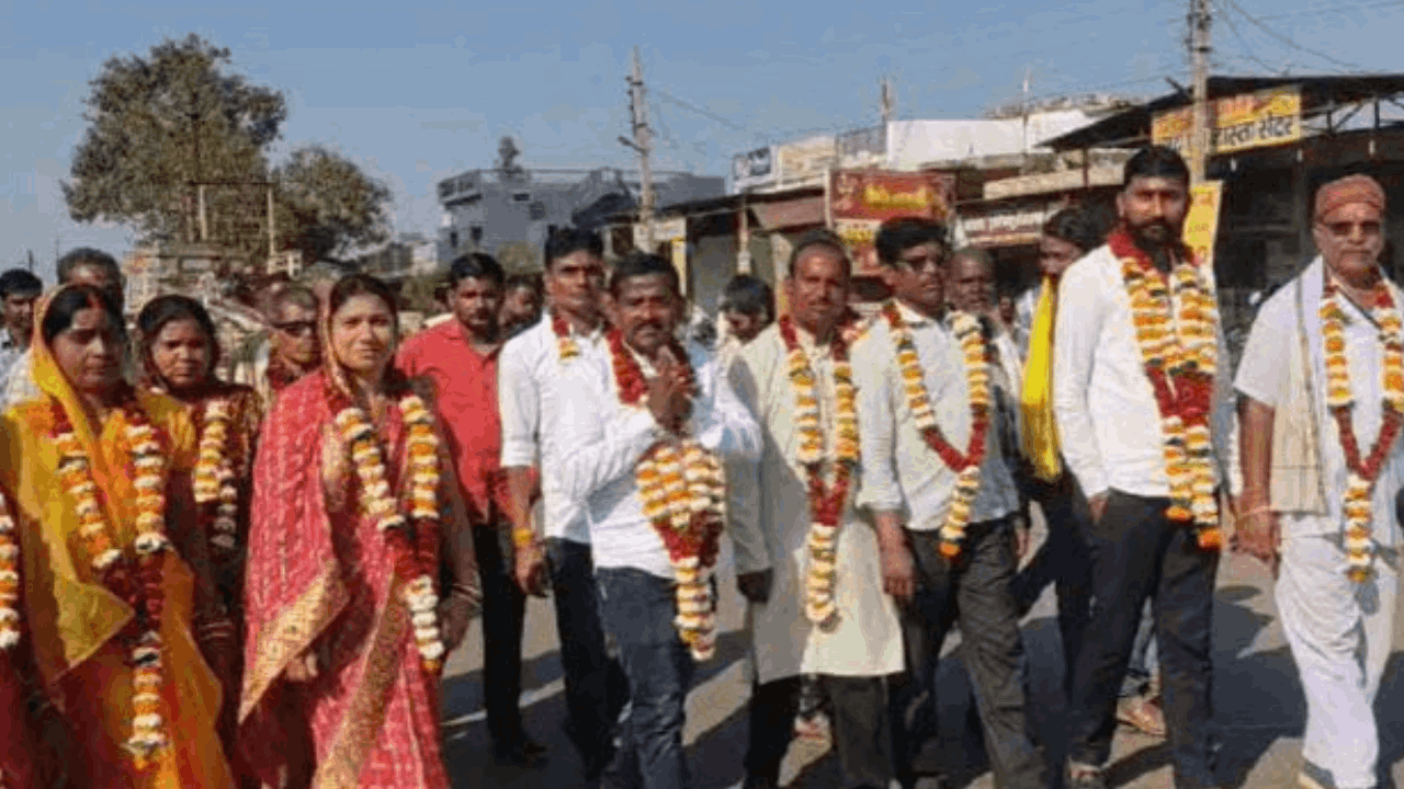 नामांकन के बाद प्रत्याशी ने शहर में रैली निकाली