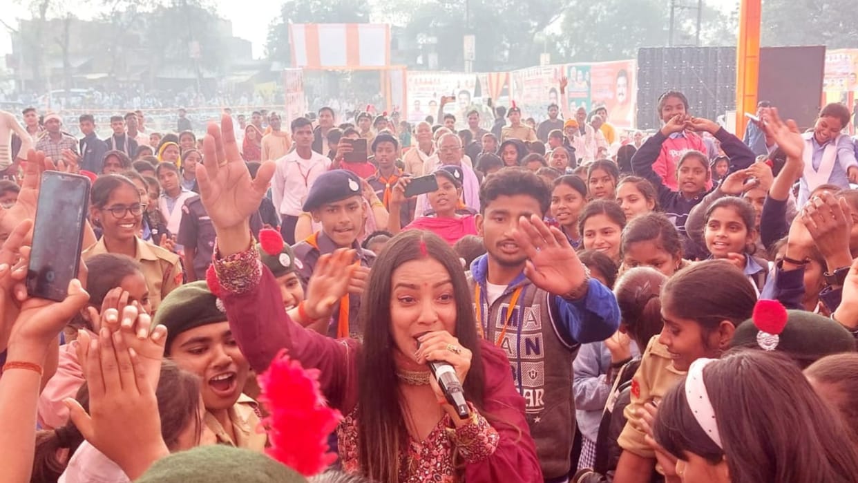 Ram ayenge to angana Alka Singh decorated evening Pindra Mahotsav audience danced