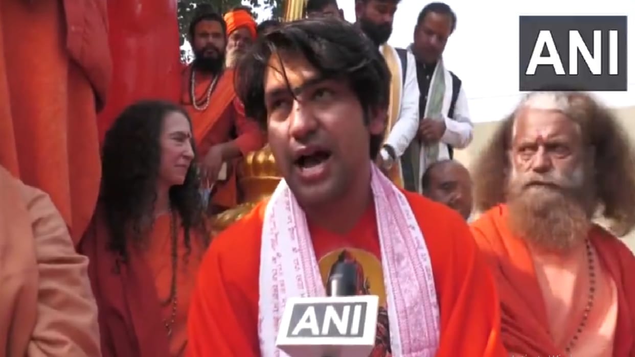 Mahakumbh Prayagraj 2025 Live Updates Devotees Sangam Ghats Snan Maha Kumbh Mela Photos Videos News in Hindi