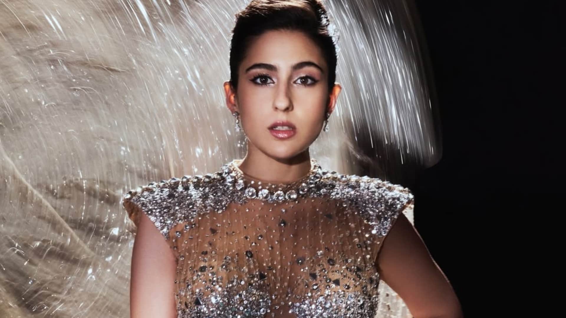 Sara Ali Khan Is Annoyed paparazzi Chase Her For Pics Netizens Say Kareena Kapoor Ki Copy hai saif ki beti?