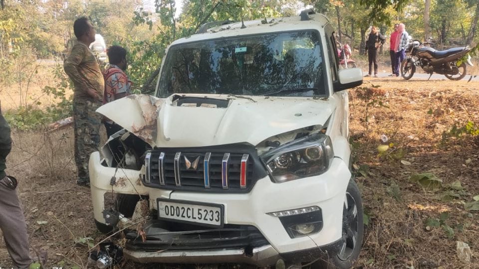 Scorpio returning from Mahakumbh to Bhubaneswar went out of control and collided with tree in jashpur