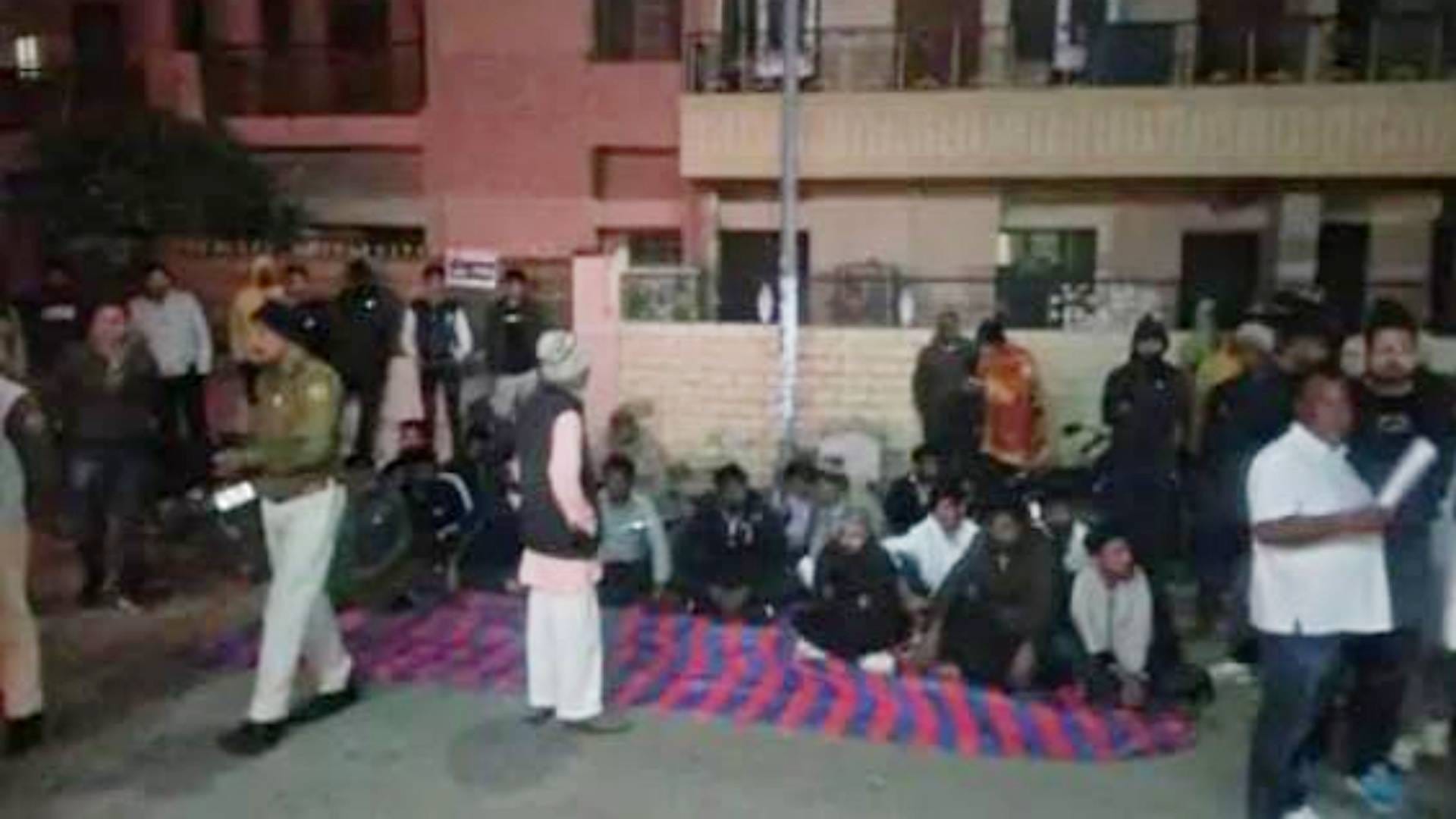प्रदर्शन में मौजूद लोग
