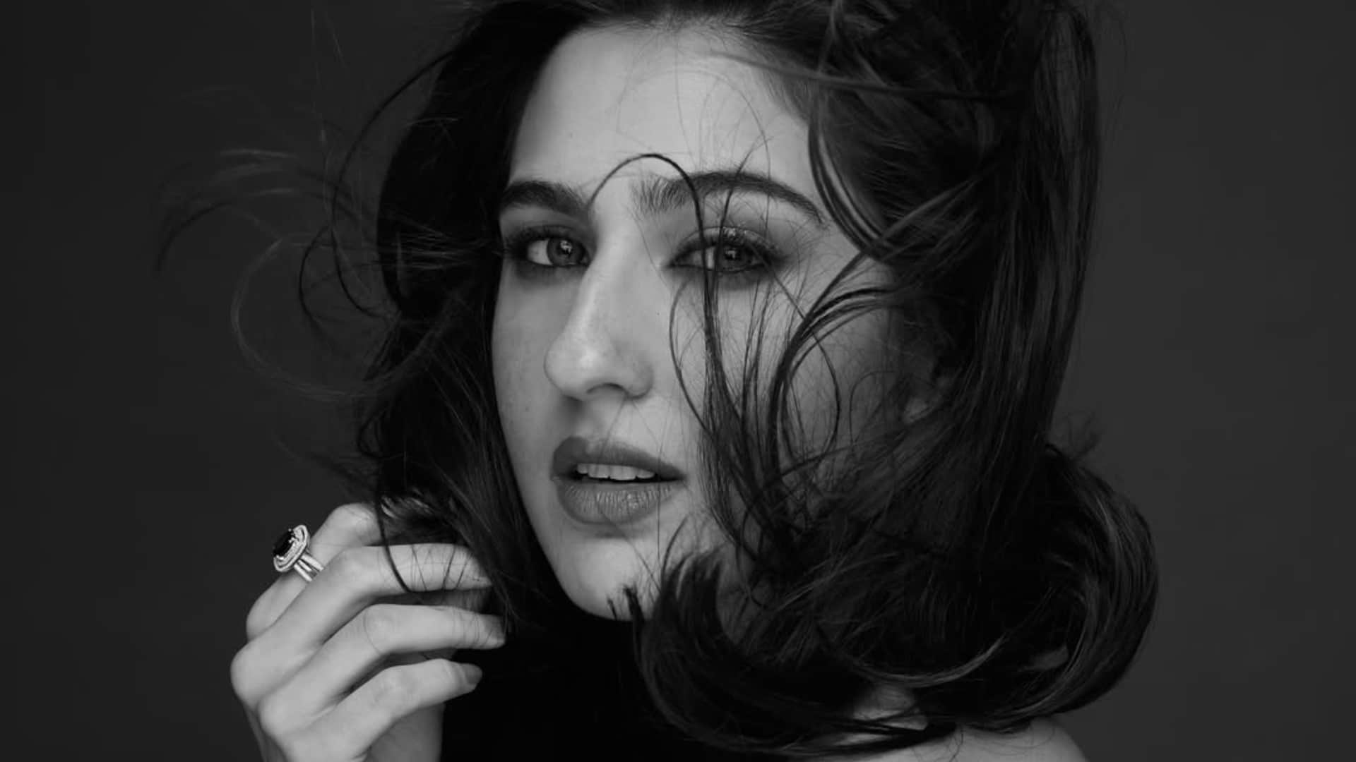 Sara Ali Khan Is Annoyed paparazzi Chase Her For Pics Netizens Say Kareena Kapoor Ki Copy hai saif ki beti?