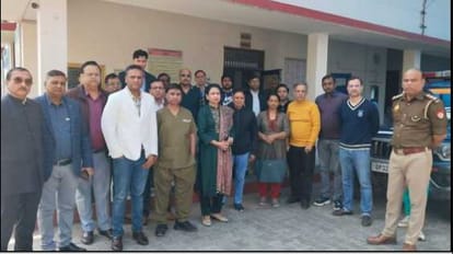 थाने पर जुटे चिकित्सक।
