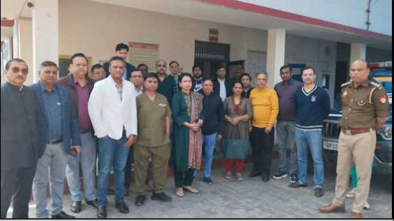 आगरा: कारगिल तिराहे पर हुई कार टक्कर, चिकित्सक और शिक्षिका के बीच विवाद ने तूल पकड़ा