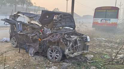 Jaunpur Accident: बस की टक्कर से कार के उड़े परखच्चे, महाकुंभ से लौट रहे तीन श्रद्धालुओं की मौत; तीन घायल Major accident in Jaunpur three people died in collision between car and bus