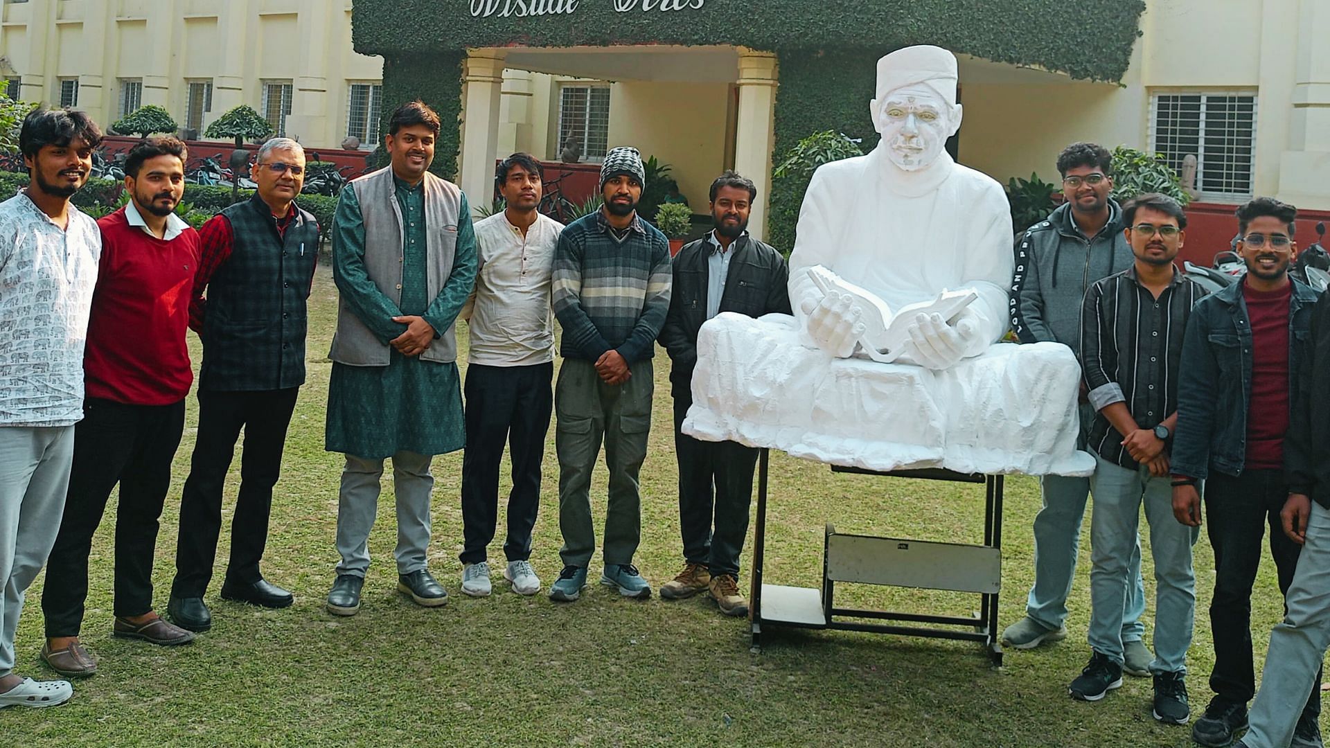 BHU Students made statue of Mahamana thermocol prepared tableau on Vasant Panchami