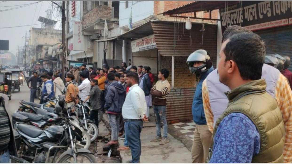 Officers had gone to Deoria investigate illegal occupation, meat and fish traders attacked and women clashed