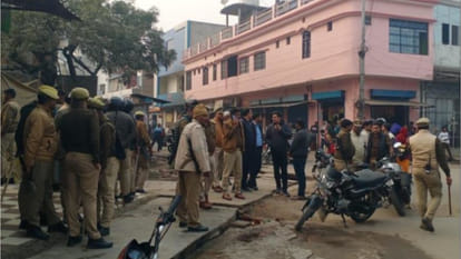 Officers had gone to Deoria investigate illegal occupation, meat and fish traders attacked and women clashed