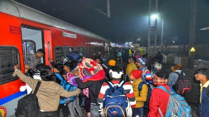 Eight special and regular trains were delayed by up to 11 hours due to fog in bareilly