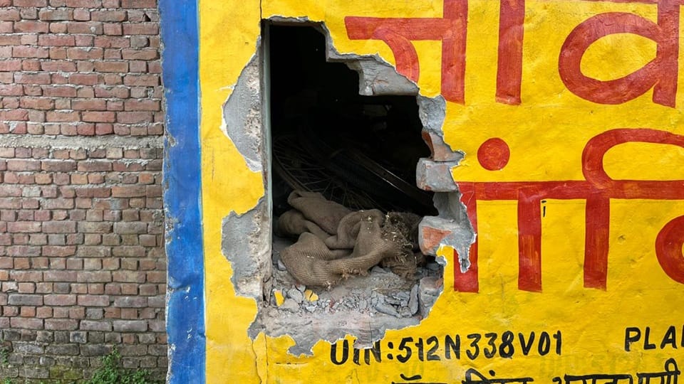 Theft of goods by planting Kumal in two shops