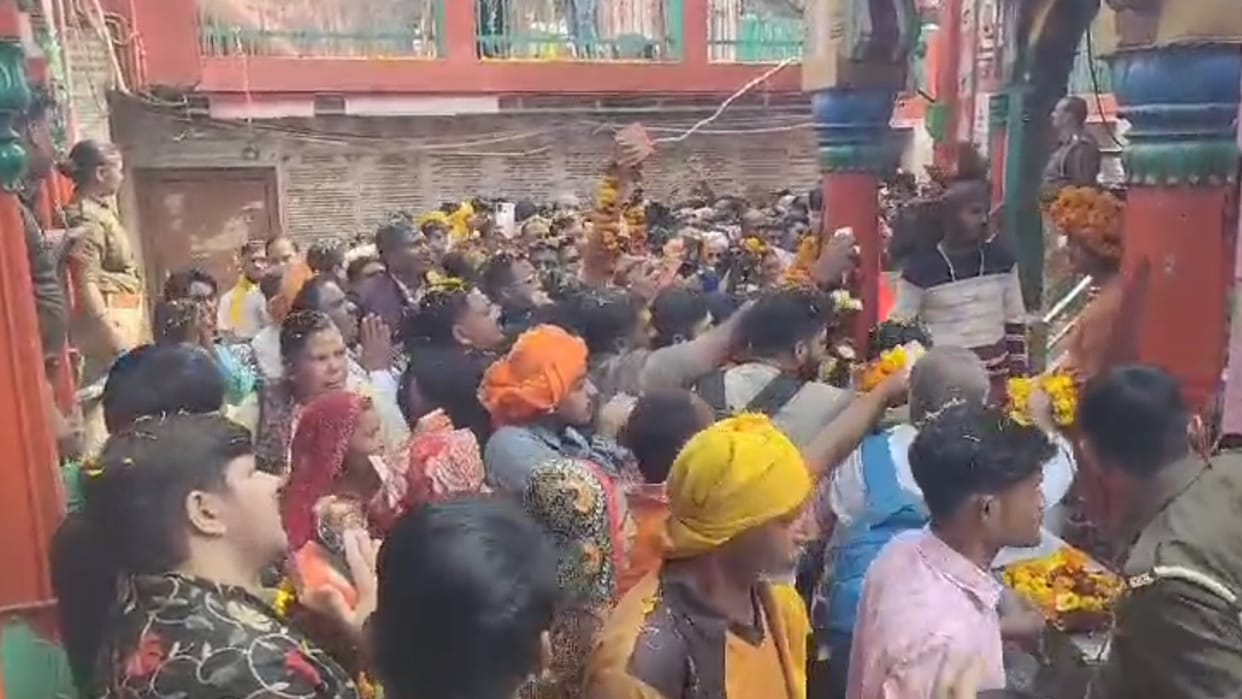 Flowers showered on devotees in Hanumangarhi Ayodhya.