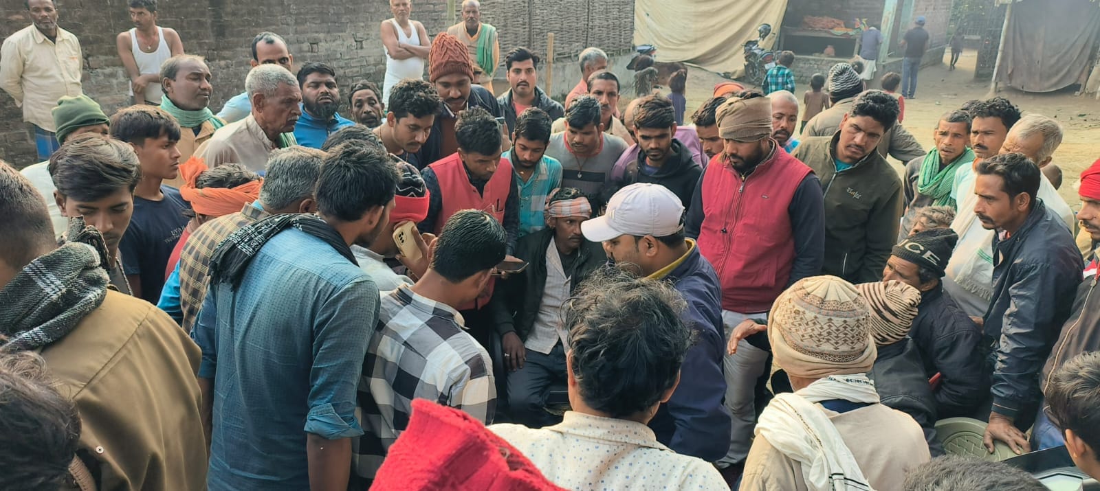 घटना के बाद लगी भीड़।