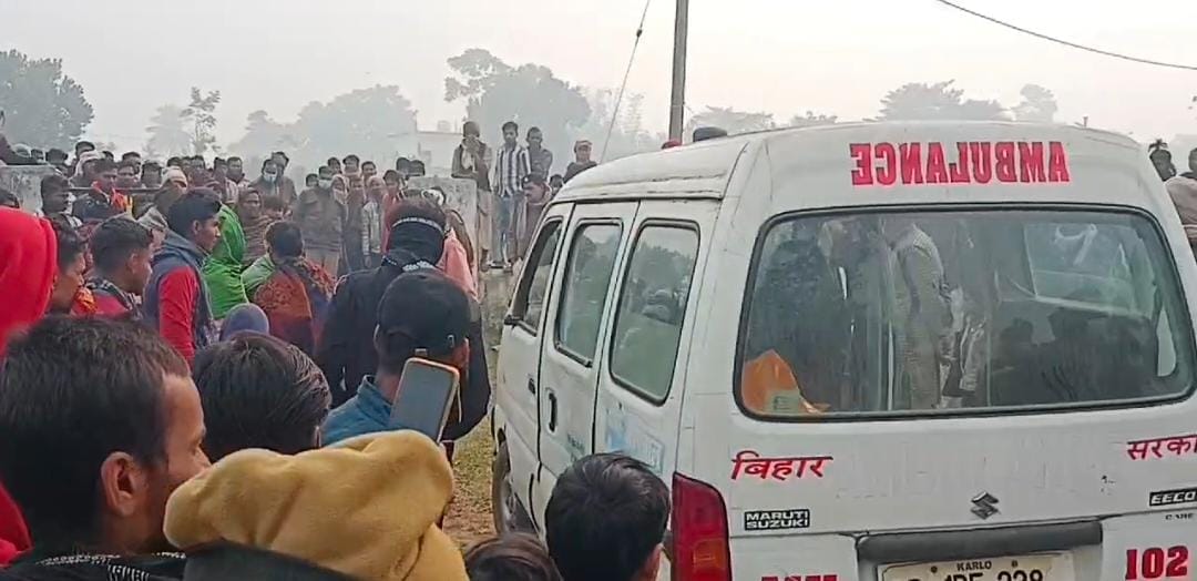 कब्र से शव को निकालने पहुंची पुलिस और लोगों की भीड़।