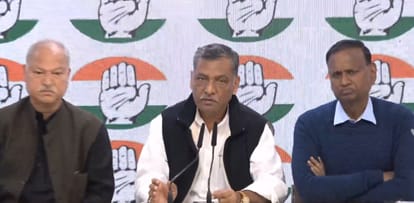 कांग्रेस के प्रदेश अध्यक्ष अखिलेश सिंह के साथ वरीय नेता शकील अहमद और उदित राज।