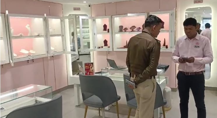 Bihar: Loot of Rs 50 lakh in Patna: Criminals entered jewelery shop and looted diamonds and gold jewellery.