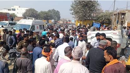 सोनभद्र में भीषण हादसा: महाकुंभ से लौट रहे श्रद्धालुओं की कार का फटा टायर, बेकाबू होकर पलटी; एक की मौत; 9 घायल Major accident in Sonbhadra: One dead and many devotees injured in car accident returning from Mahakumbh