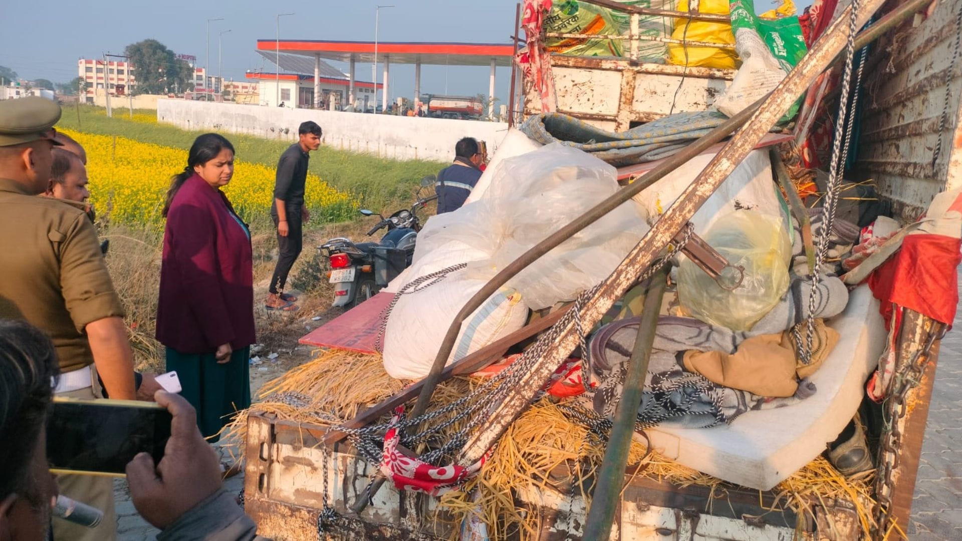 Tragic accident in Ghazipur All deceased from same village 15 people still fighting for life and death