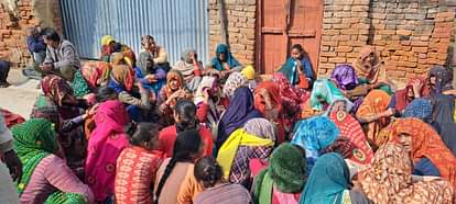 Jalaun: बिजली के तार के ऊपर पेड़ गिरने से पोल टूटा, खेल रहे किशोर की दबकर मौत, परिजनों का रो-रोकर बुरा हाल A tree fell on the electric wire and the pole broke a teenager playing there died after being crushed