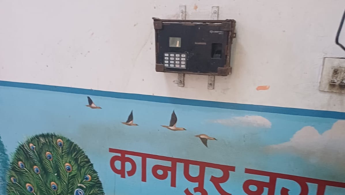 Biometric attendance died due to corona machines became showpieces in municipal corporation