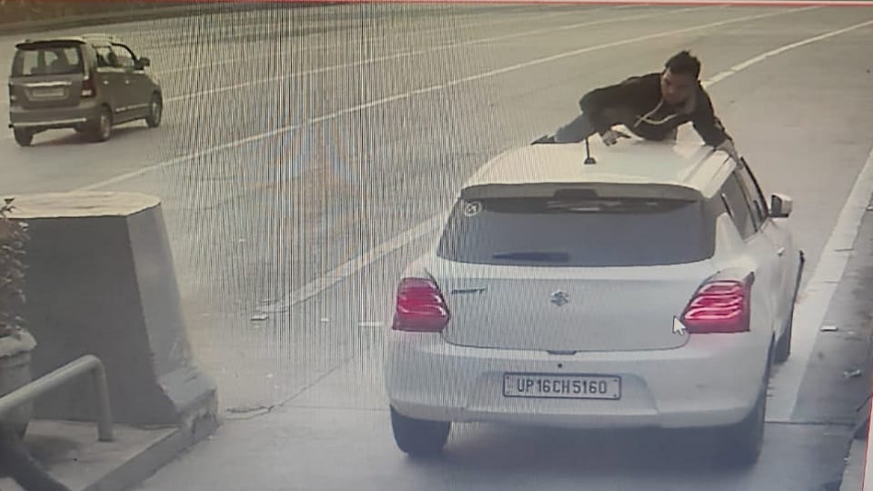 Toll employee hanging on roof of car and high speed Scary video of Yamuna Expressway shock your heart