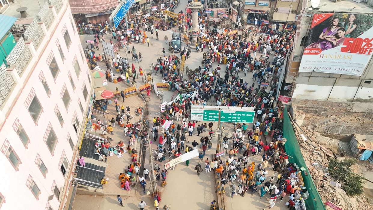 Varanasi News confluence of faith despite 41 degree heat over 200000 devotees offered prayers advisory issued