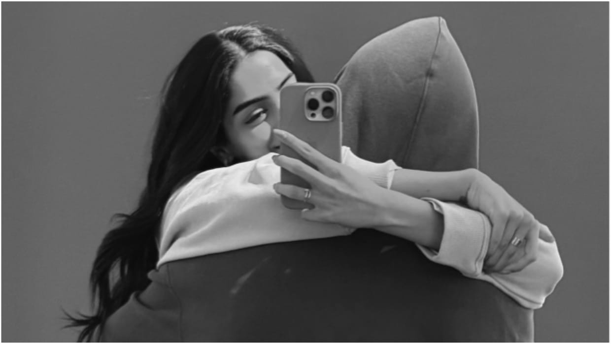 Loveyapa Movie actress Khushi Kapoor shares mirror selfie with mystery man netizens are wondered
