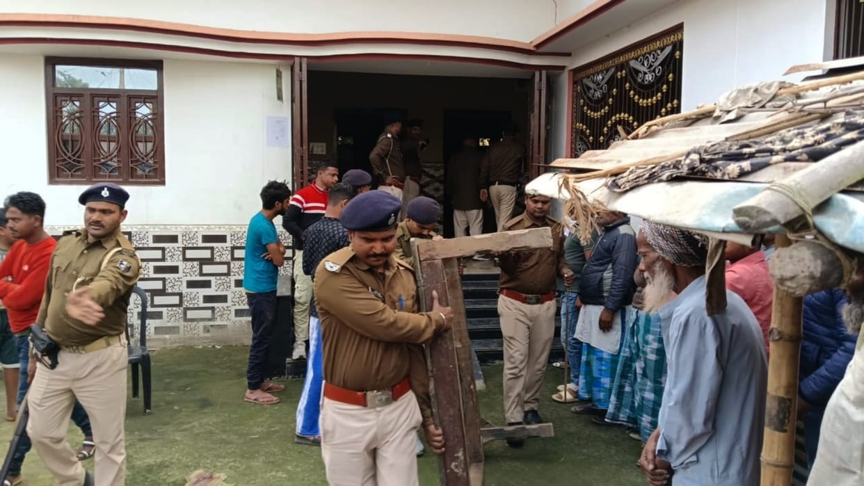 Kishanganj: youth made girl pregnant promising marriage, absconded after girl child birth; house confiscated