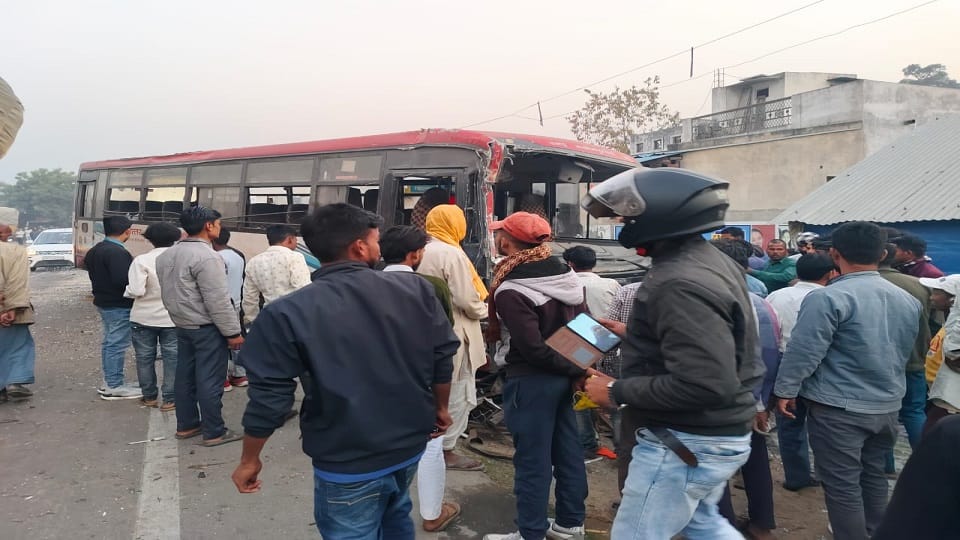 collision between bus and truck in Lakhimpur Kheri dozen of people injured
