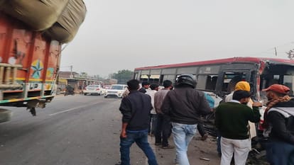 collision between bus and truck in Lakhimpur Kheri dozen of people injured