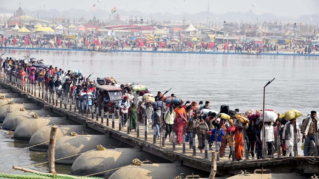 A part of the pontoon bridge cracked in Phaphamau, fear of many people falling down, police arrived.