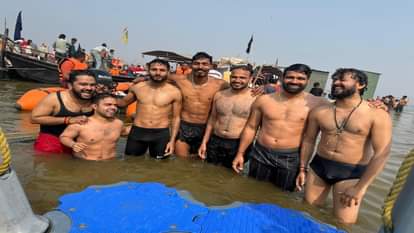 महाकुंभ पहुंचे पैरालिंपिक खिलाड़ियों ने संगम में डुबकी लगाई।