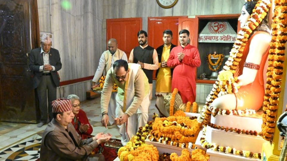 Former King of Nepal Gyanendra Shah paid obeisance at Gorakshpeeth along with his family
