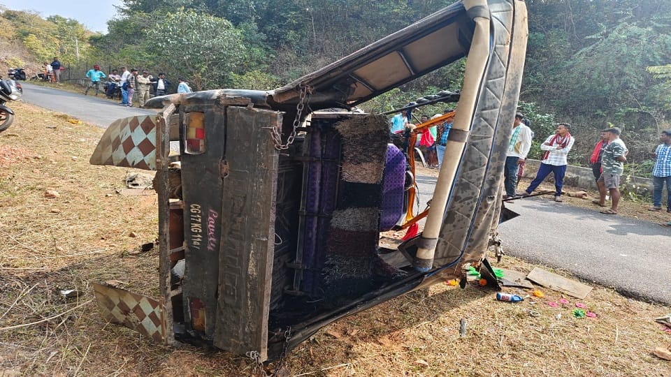 ऑटो पलटने से 14 यात्री घायल