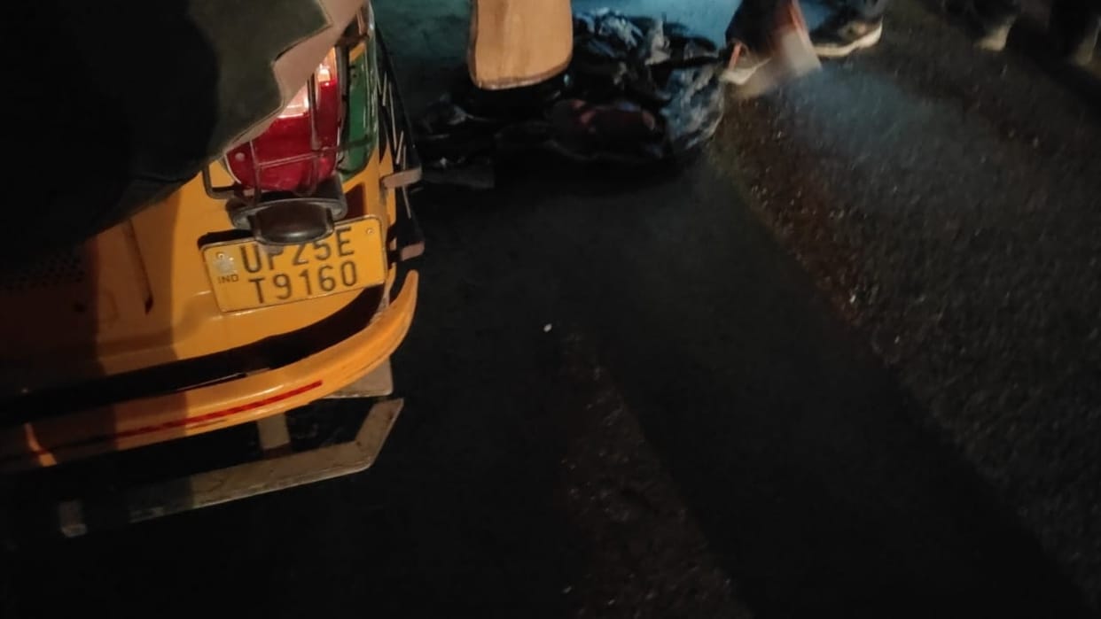 Two people died and four people injured in collision between auto and pickup in Bareilly