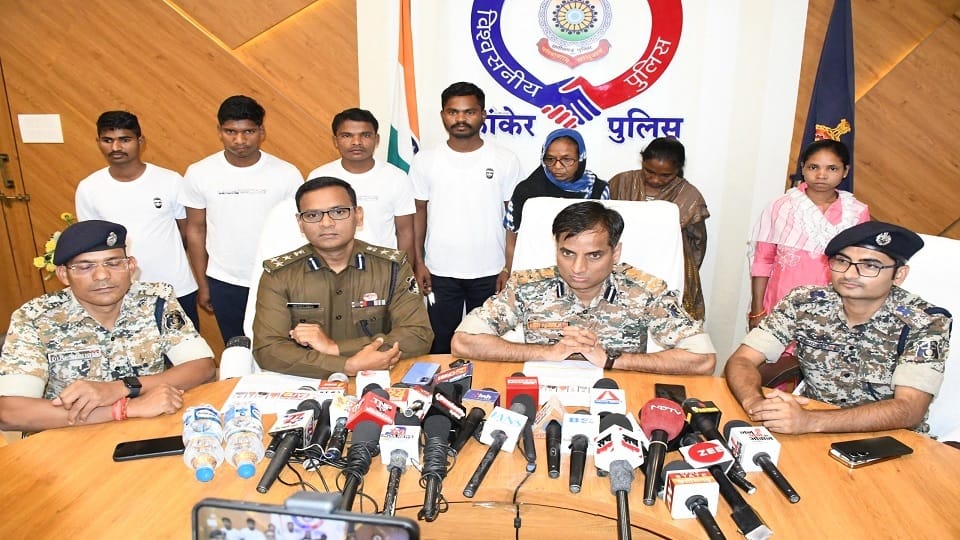 सात नक्सलियों ने किया सरेंडर