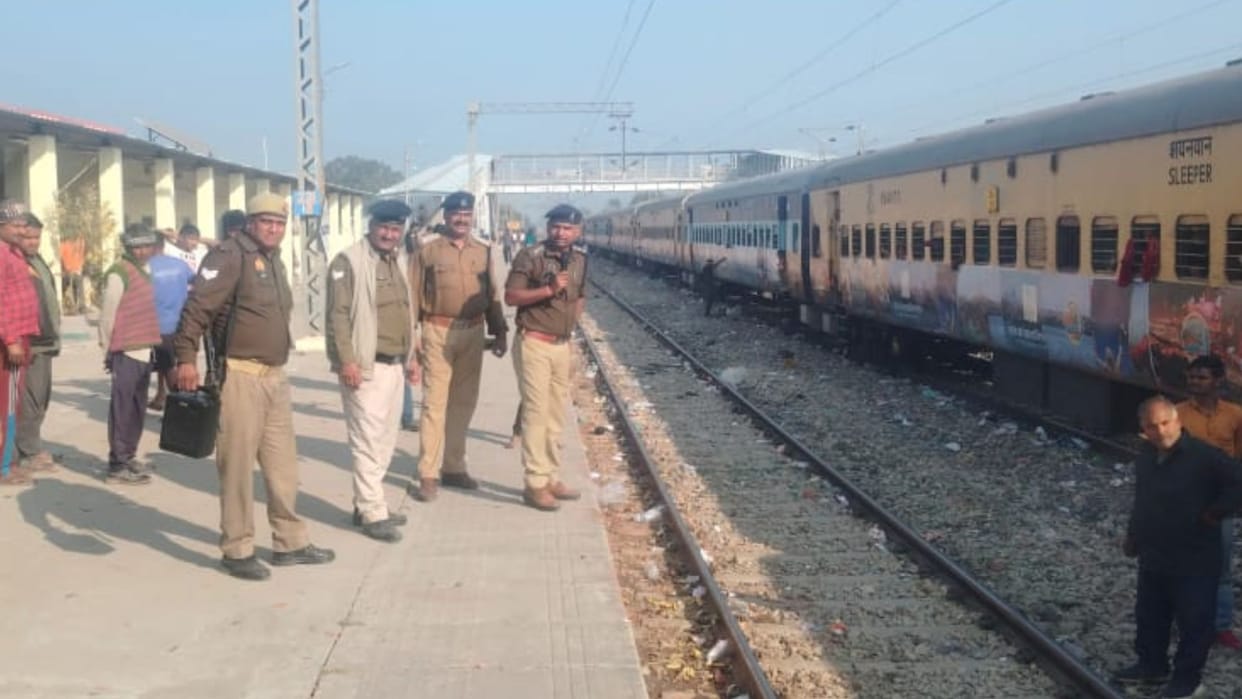 Driver refuses drive Maha Kumbh special train in mirzapur passenger create ruckus officers reached