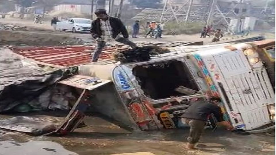 The truck overturned uncontrollably on the highway in mathura
