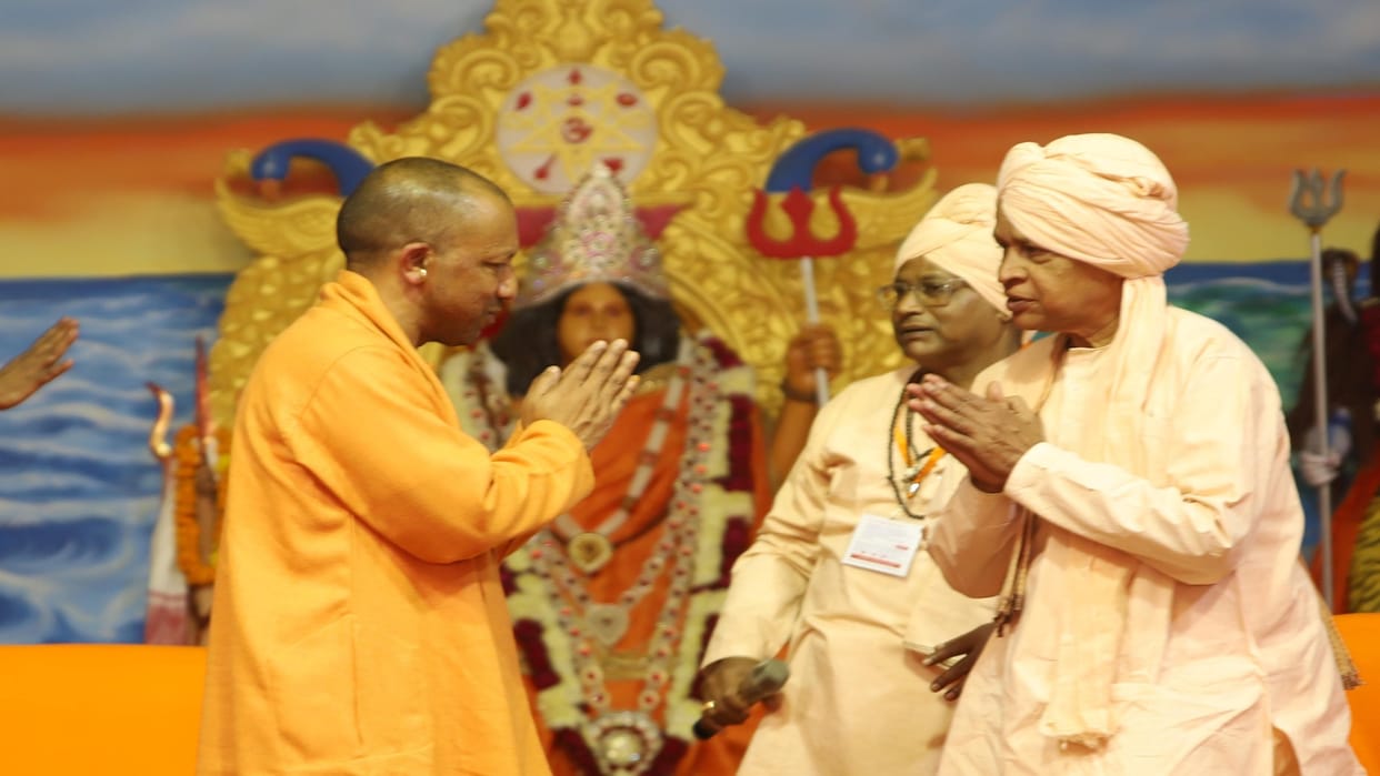 CM Yogi reached the camp of Bharat Sevashram Sangh
