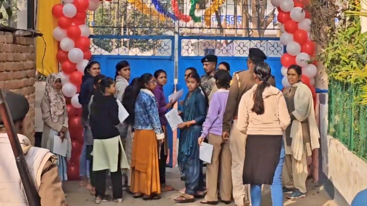 Bihar Board Exam: Female candidates were not allowed entry due to reaching late they cried and pleaded at gate