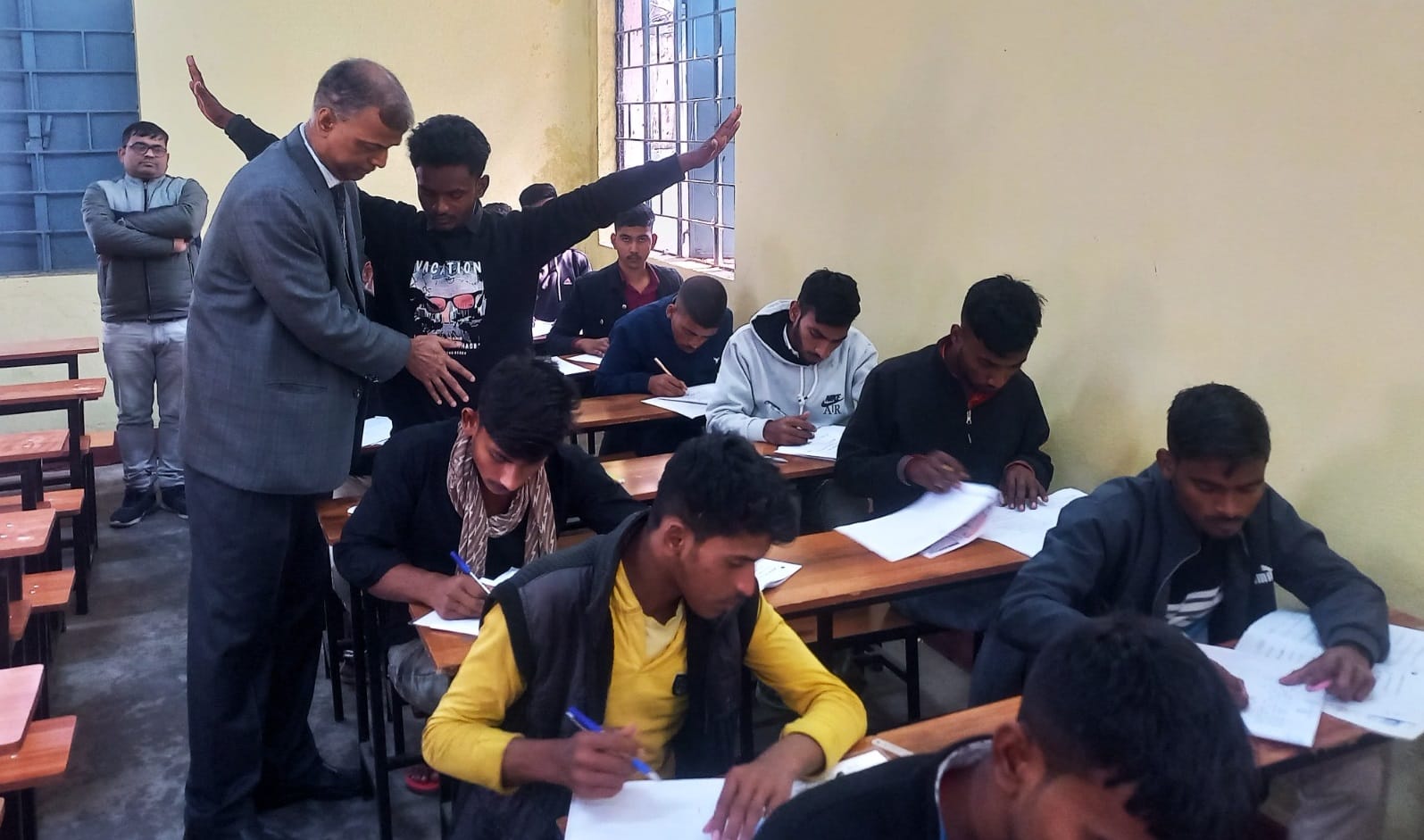बिहार बोर्ड के अध्यक्ष आनंद किशोर ने खुद से जांच पड़ताल की।