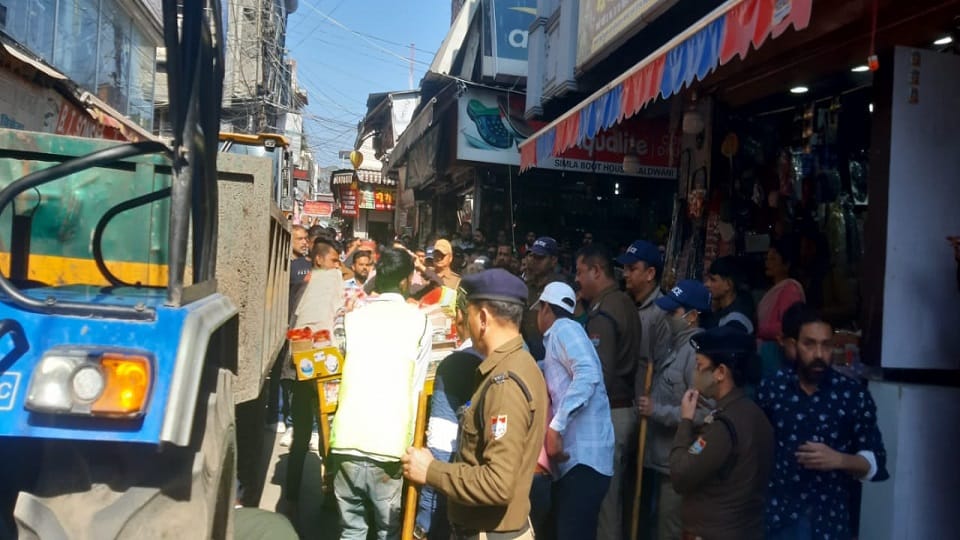 Administration removed encroachment from the Haldwani market