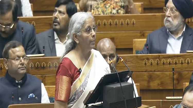 Budget 2025: 'महाकुंभ में भगदड़ पर चर्चा हो...', बजट भाषण से पहले सपा का हंगामा, लोकसभा स्पीकर ने कही ये बात