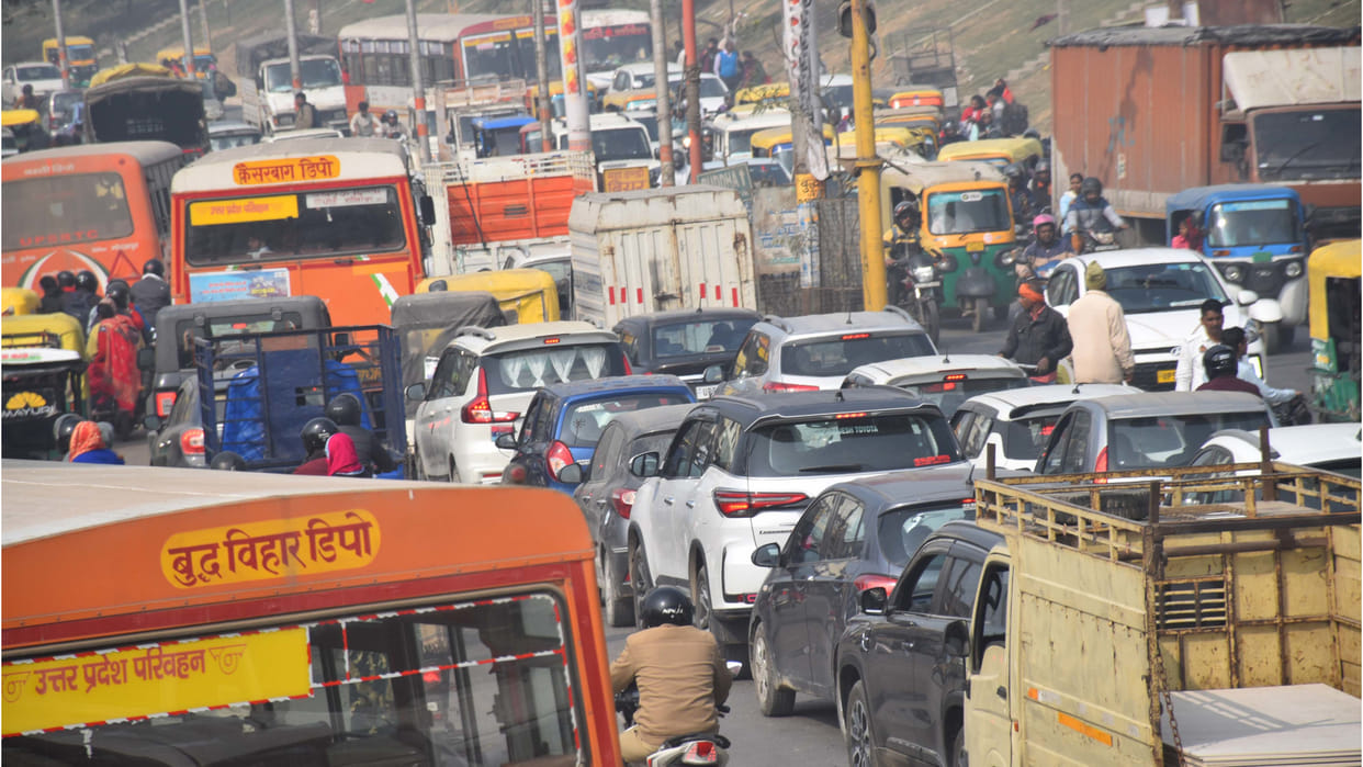 CM strict on traffic jam: Warned officers...devotees returning from bath should not be disturbed in gorakhpur