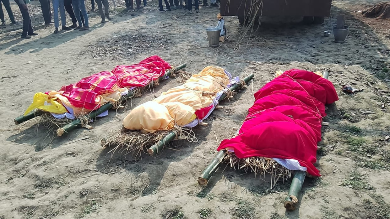 Dead bodies of 7 people arrived from Hardichak of Bansgaon police station of Gorakhpur, people created ruckus.
