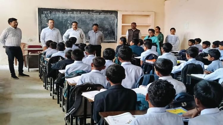 CG News: गुणवत्ताहीन शिक्षा के मामले में शिक्षा सचिव परदेशी ने की कार्रवाई, दो शिक्षकों को नोटिस, दो निलंबित