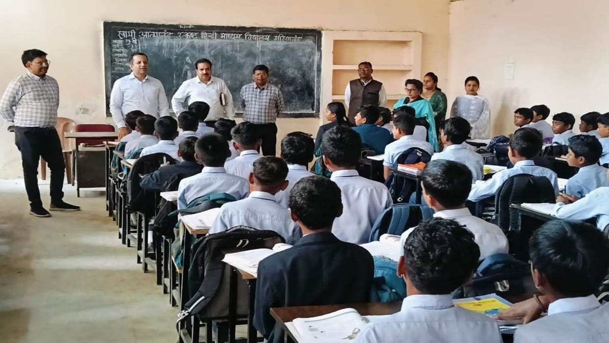 Education Secretary Pardeshi took action in poor quality education, notice issued two teachers, two suspended